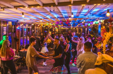 Mensen dansen en genieten van een levendige sfeer.