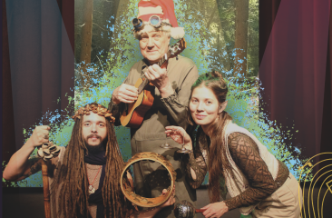 Drie leden (2 mannen, 1 vrouw) van de theatergroep Briza poseren met muziekinstrumenten