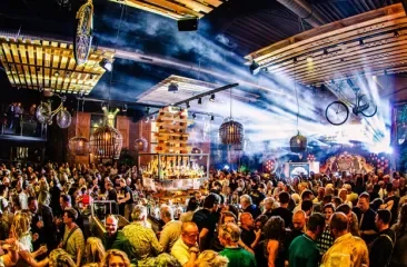 Een levendig feest met mensen die dansen en een bar
