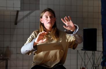 Actrice met geheven handen tijdens performance