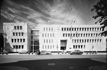 Zwartwit foto van de voormalige Amerikaanse Ambassade in Den Haag