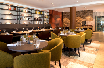 Bij SALT Coastal Bistro draait het om zout. Dat zie je terug in de zoutpotten in de wandkast. Kies je in deze gezellige bistro voor en plekje op de lange bank of een ronde tafel?