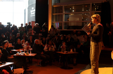 Friday Night Unlimited voordrager spoken word voor publiek