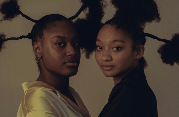 Twee vrouwen met kunstzinnige afro-kapsels