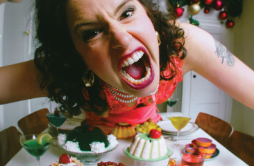 Boze vrouw buigt zich schreeuwend over dinertafel
