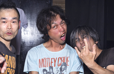 Electric Eel Shock speelt een energieke rockshow op het podium tijdens de Kreukelzone Halloween Edition