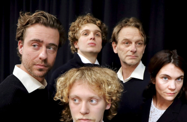 5 verschillende mensen vanaf nek gefotografeerd allemaal met een witte kraag