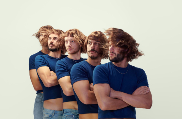 Meerdere overlappende beelden van een man met baard en blauwe shirt die in verschillende richtingen kijkt tegen lichte achtergrond.