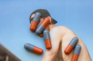 Pillen op foto van gespierde man aan hekwerk