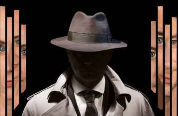 Man in trenchcoat en hoed met schaduw over zijn gezicht, omringd door fragmenten van gezichten tussen verticale stroken