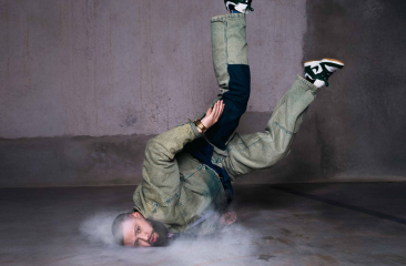 Breakdancer raakt vloer in krachtige pose