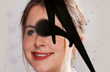 Vrouw met sticker 'Coalitie vormen?' en zwarte vlek (c) Lisa Schamlé en Nick Mattan 