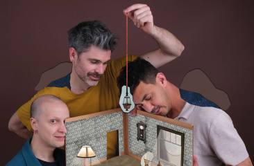 Drie mannen bekijken en manipuleren een miniatuurkamer met lamp en meubels