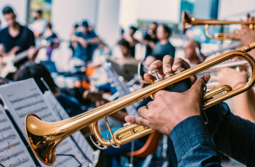 Trompettist speelt live jazz tussen bladmuziek