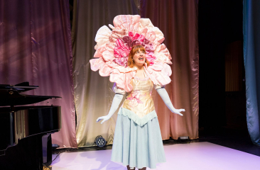Valentina Tóth in bloemenkostuum op theaterpodium