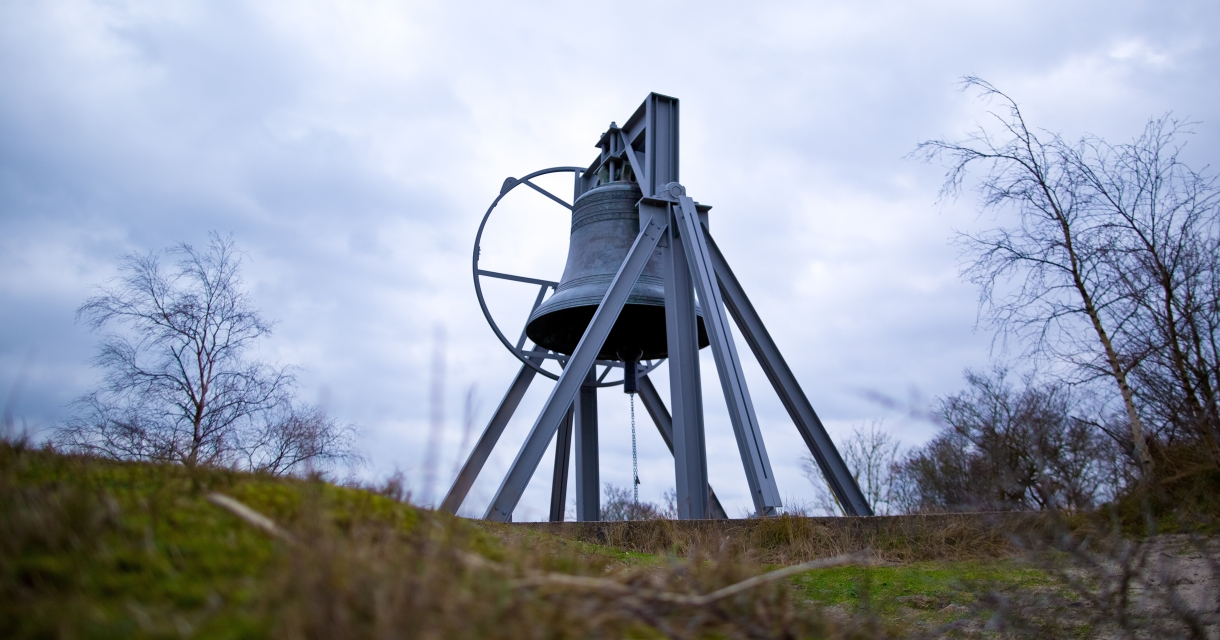 Bourdonklok op de Waalsdorpervlakte Bourdonklok op de Waalsdorpervlakte
