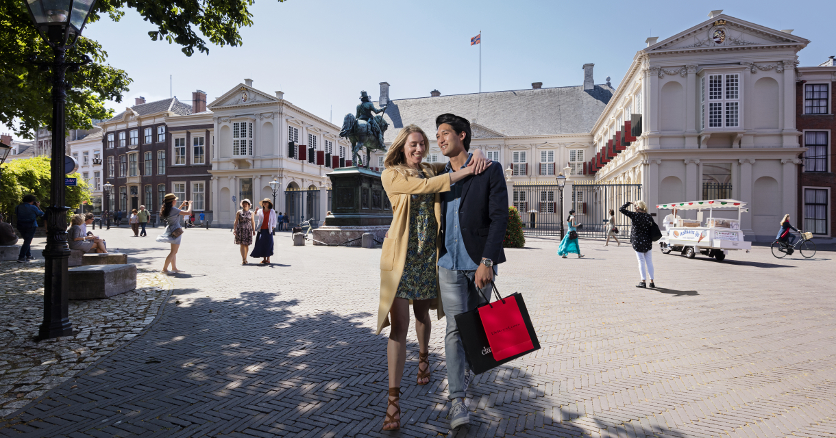 Stel shoppend in het Museumkwartier Den Haag