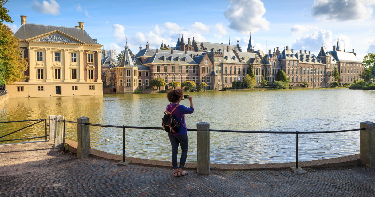 Mevrouw maakt foto bij Hofvijver in Den Haag