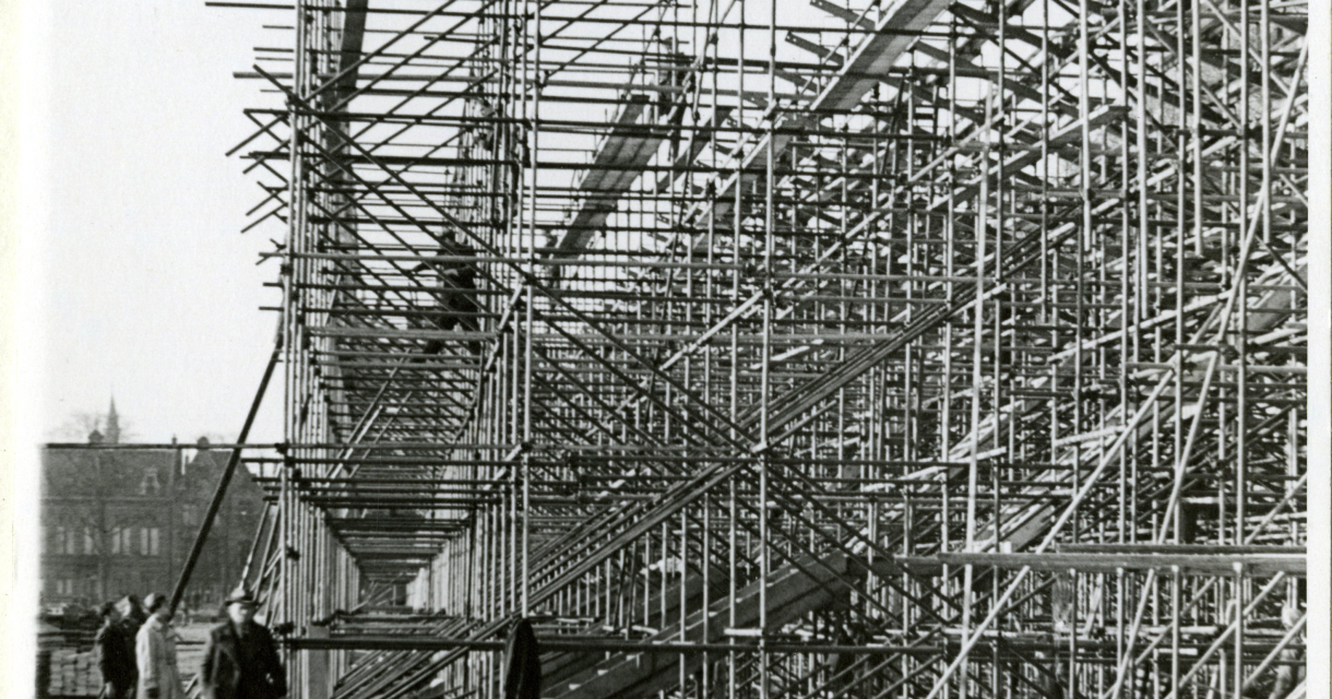 Wederopbouw in schaarste 75 jaar Vrijheid Den Haag Bron; HGA Bouw- en Woningtoezicht