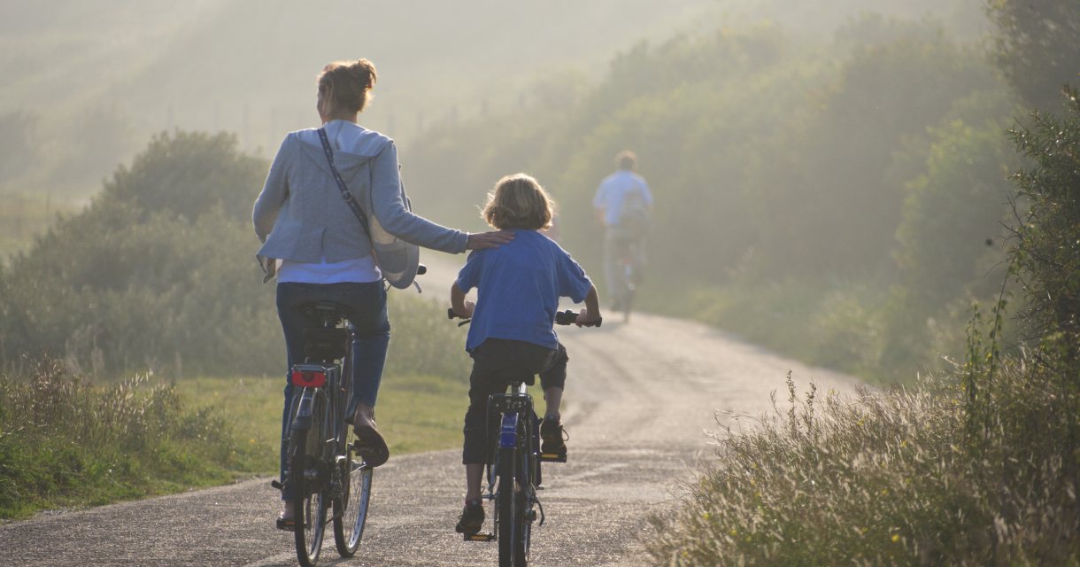 Moeder en zoon fietsen naar het strand Moeder en zoon fietsen naar het strand