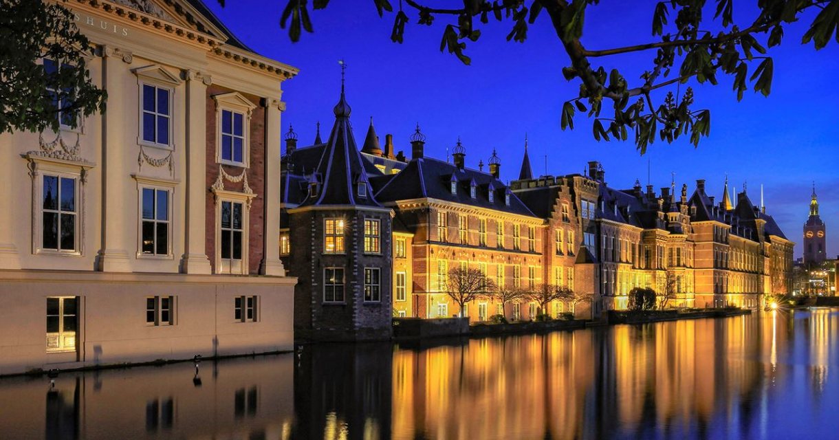 Mauritshuis aan de hofvijver met het torentje bij nacht. Mauritshuis aan de hofvijver met het torentje bij nacht.