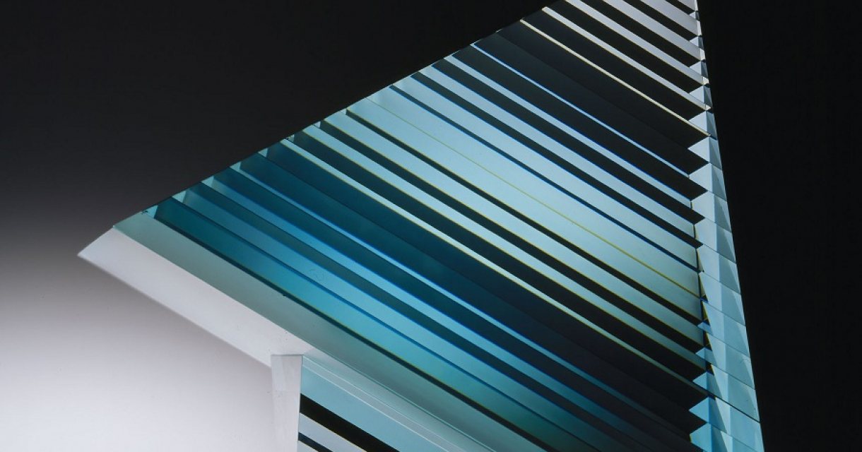 Václav Cígler, Pyramid, 1987, vacuüm metaal gespiegeld vensterglas, verlijmd, verzaagd en gepolijst Václav Cígler, Pyramid, 1987, vacuüm metaal gespiegeld vensterglas, verlijmd, verzaagd en gepolijst