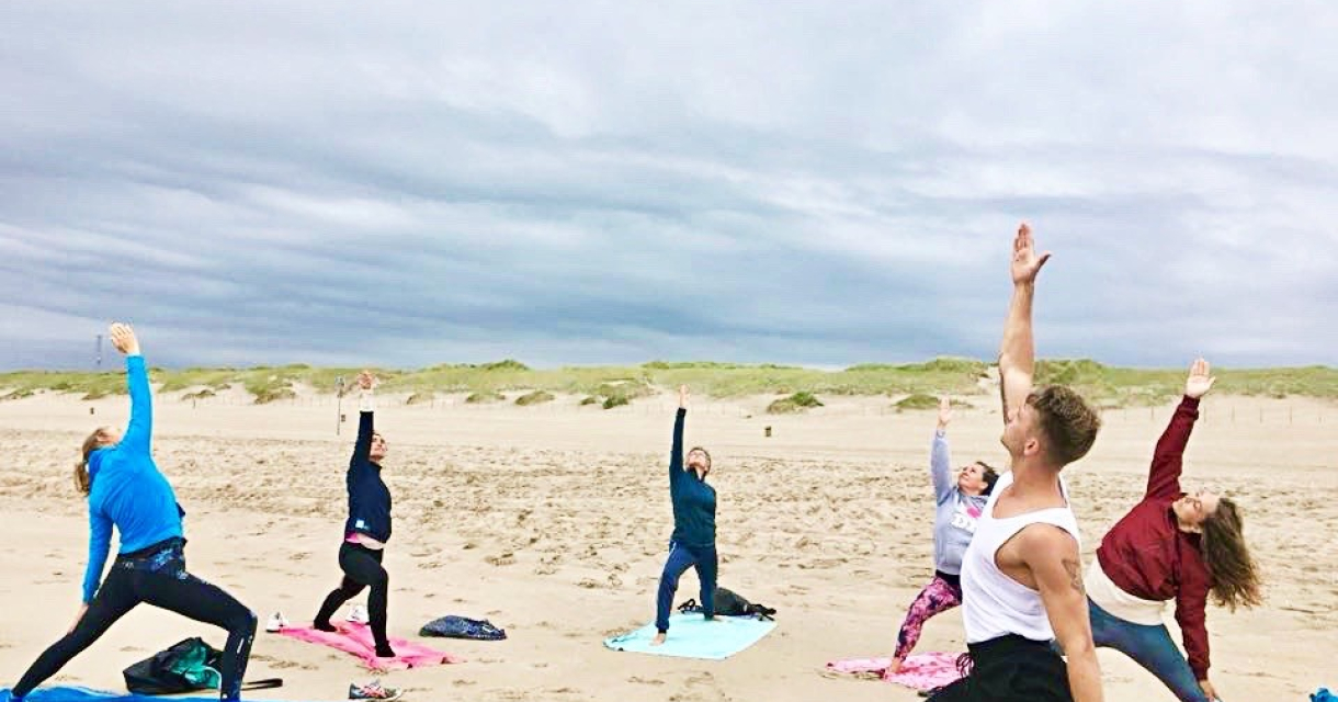 Yoga aan zee en de duinen.