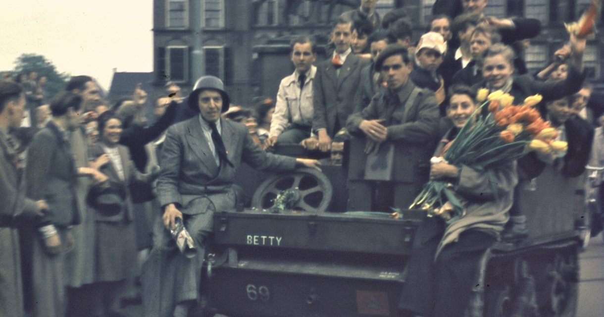 Intocht van de Canadezen samen met de Prinses Irenebrigade in Den Haag, 8 mei 1945. Foto Wim Berssenbrugge. Collectie Haags Historisch Museum) Intocht van de Canadezen samen met de Prinses Irenebrigade in Den Haag, 8 mei 1945. Foto Wim Berssenbrugge. Collectie Haags Historisch Museum)