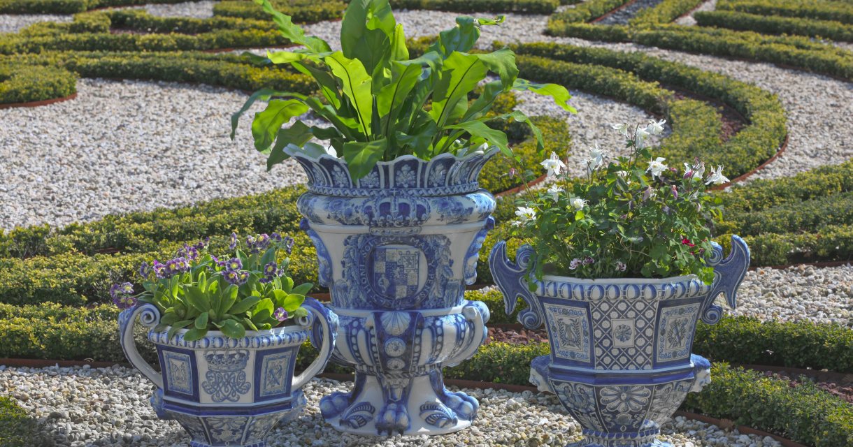 Tuinpotten naar 17e-eeuwse voorbeelden van Willem en Mary, Royal Tichelaar Makkum, 2016, tinglazuuraardewerk (Paleis Het Loo) Tuinpotten naar 17e-eeuwse voorbeelden van Willem en Mary, Royal Tichelaar Makkum, 2016, tinglazuuraardewerk (Paleis Het Loo)