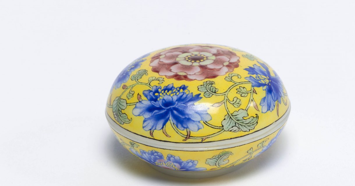Dekseldoosje, China, keizerlijke werkplaats Beijing, Kangxi-periode, 1696-1722, glas, diam. 4,5 cm, Kunstmuseum Den Haag Dekseldoosje, China, keizerlijke werkplaats Beijing, Kangxi-periode, 1696-1722, glas, diam. 4,5 cm, Kunstmuseum Den Haag