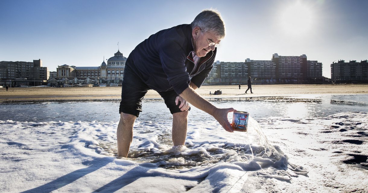 Nieuwjaarsduik uit blik - Jan van Zanen burgemeester Den Haag - foto Arie Kievit Nieuwjaarsduik uit blik - Jan van Zanen burgemeester Den Haag - foto Arie Kievit