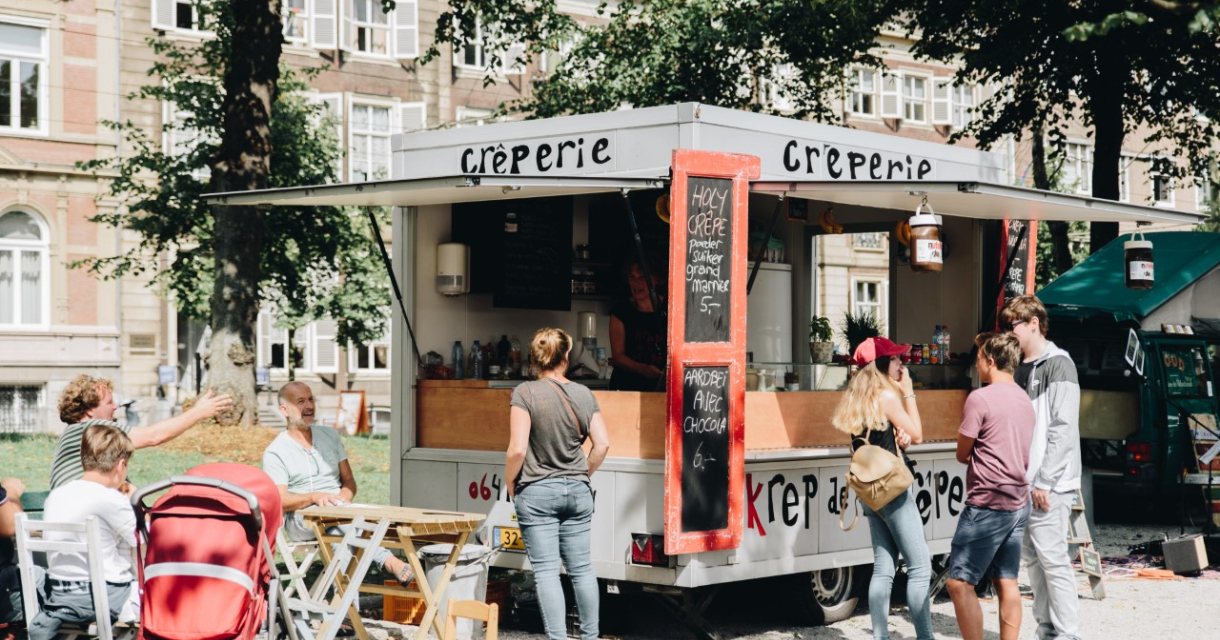 Foodtruck met crepes op het schelpenpad langs de Hofvijver.