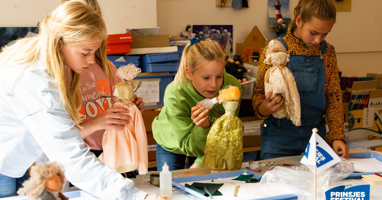 Knutselen bij het Prinsjesartelier Knutselen bij het Prinsjesartelier