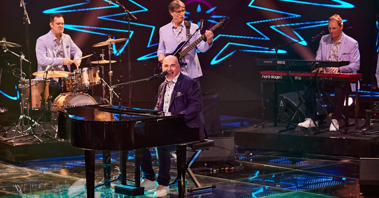 Billy Joel Experience op het podium met showlicht Billy Joel Experience op het podium met showlicht