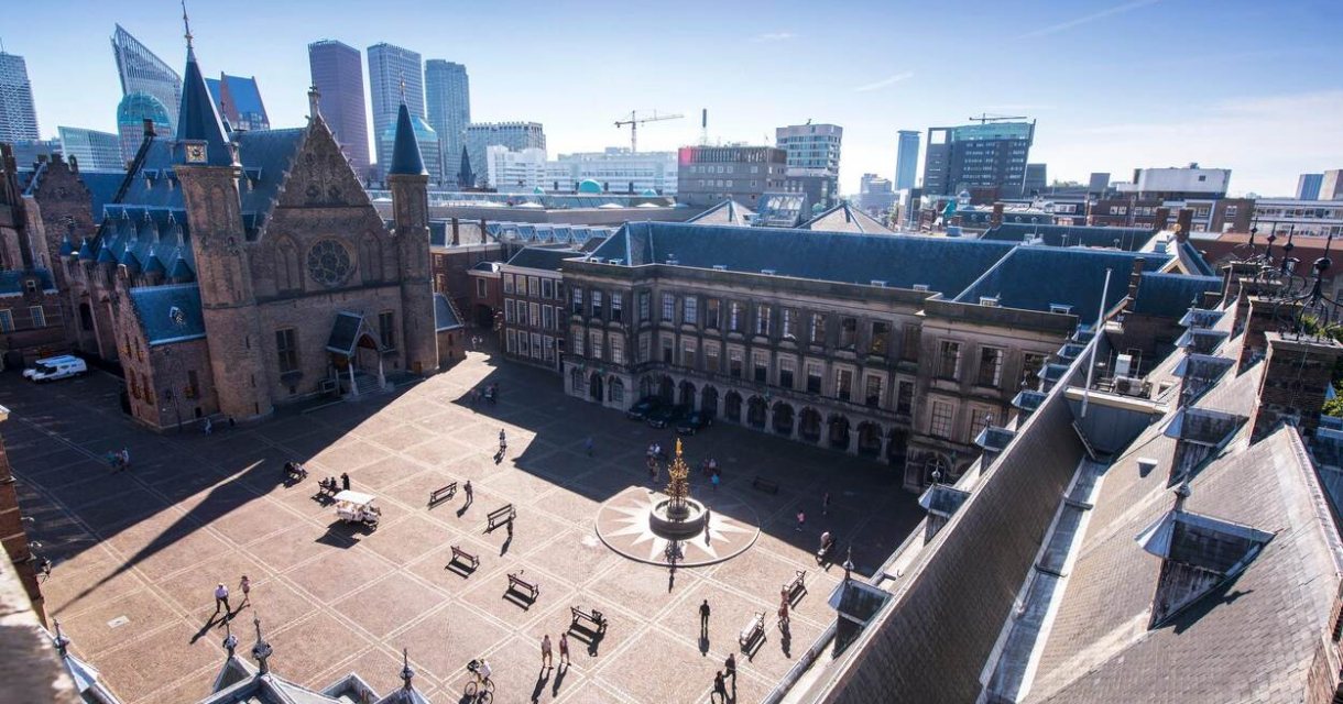 Luchtfoto van het Binnenhof gemaakt door Corne Bastiaansen