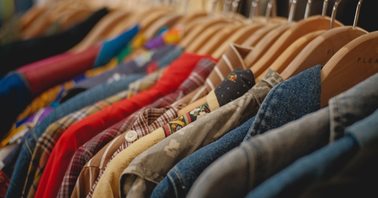 Vintage kleding aan een rek Vintage kleding aan een rek