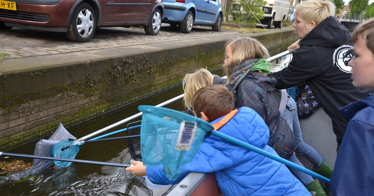Plastic Soep Vissen met schoolkinderen The Hague Boat