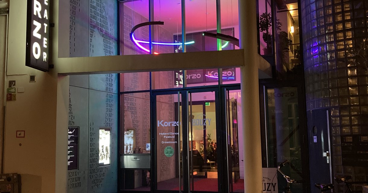 Foto van de voorgevel van het Korzo Theater in de avond. Foto van de voorgevel van het Korzo Theater in de avond.