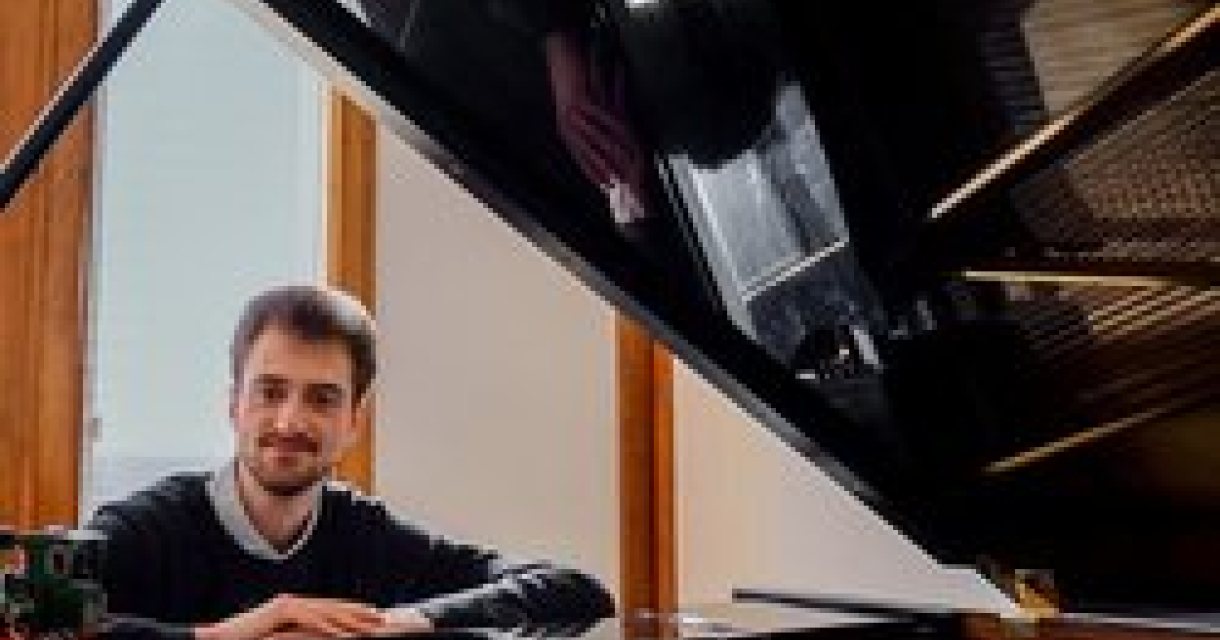 Muzikant achter piano Nieuwe Regentes Den Haag Muzikant achter piano Nieuwe Regentes Den Haag