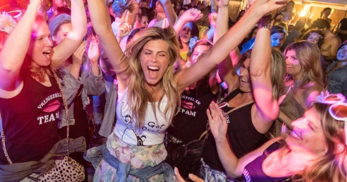 Feestende mensen die dansen en juichen op de dansvloer 
