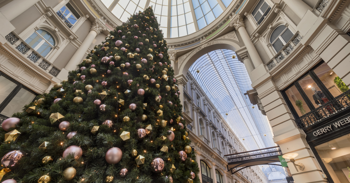 De verlichte Passage met kerstboom in Den Haag