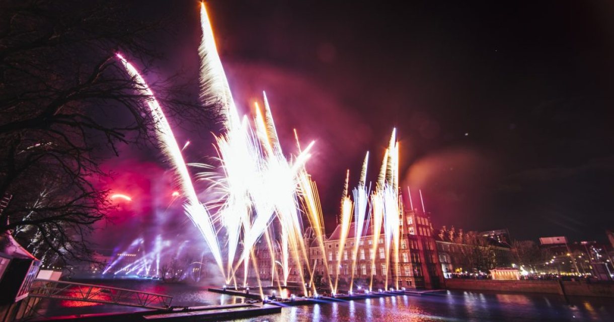 Nationaal aftelmoment vuurwerkshow Hofvijver Nationaal aftelmoment vuurwerkshow Hofvijver