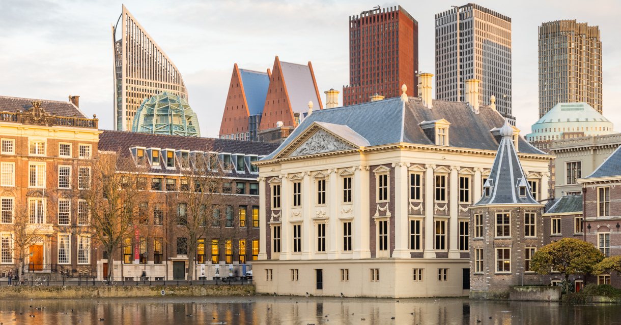 Mauritshuis aan Hofvijver met op de achtergrond de moderne skyline van Den Haag