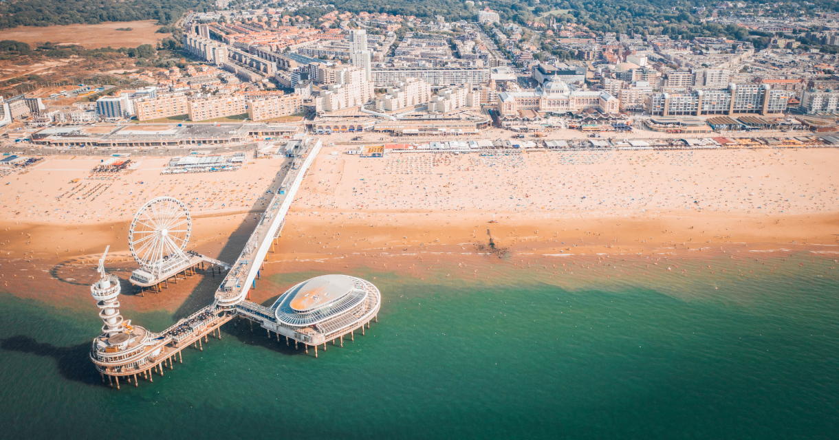 De Pier op het strand van Scheveningen in Den Haag van boven gefotografeerd zodat je goed kunt zien hoe dicht stad en strand bij elkaar zijn. Een unieke combinatie! 