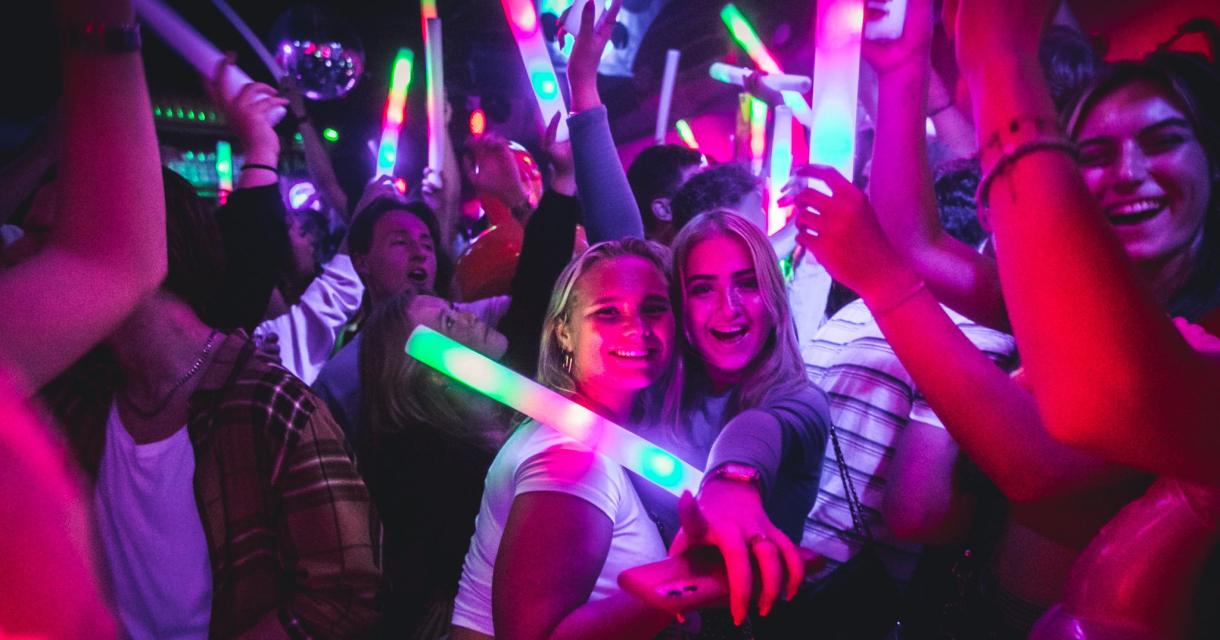 Jongeren feesten met lichtstaven in een club (foto Wouter Kouwenberg Jongeren feesten met lichtstaven in een club (foto Wouter Kouwenberg