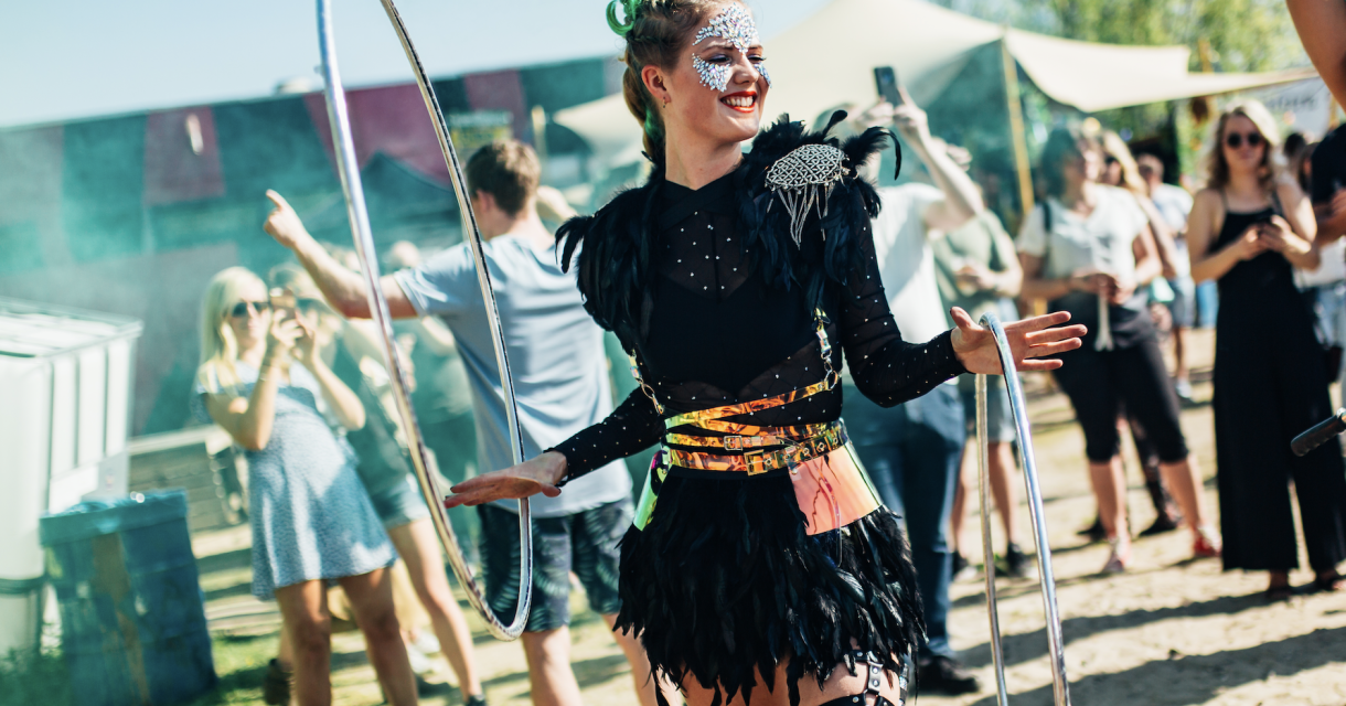 Dame gekleed in een zwarte jurk aan het dansen 