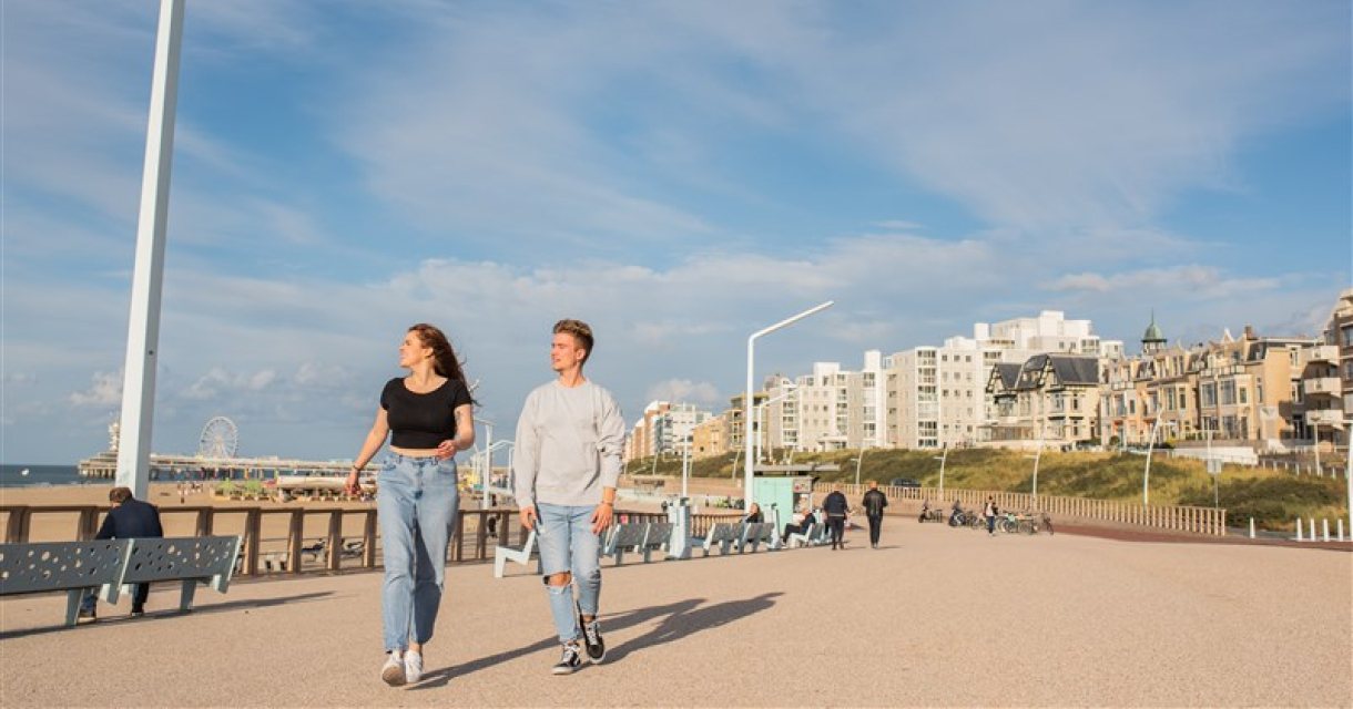 Jong stel op de boulevard van Scheveningen