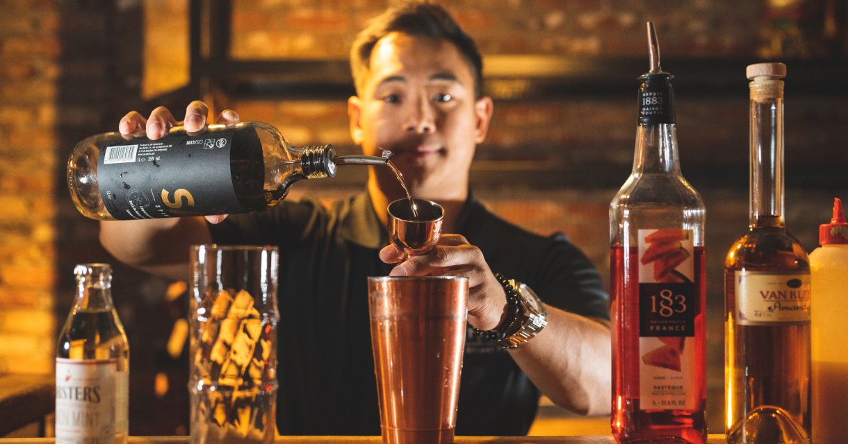 Barman die een cocktail maakt 