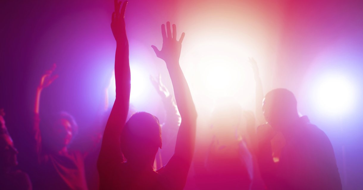 Mensen die dansen op de dansvloer Mensen die dansen op de dansvloer