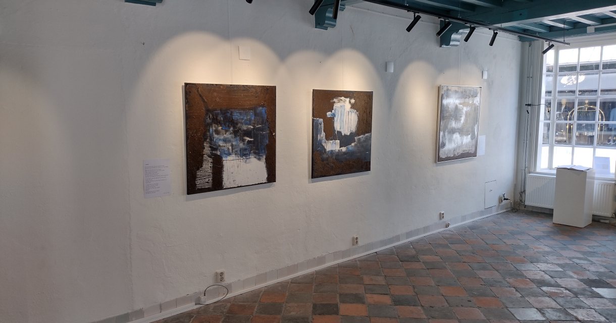 De sfeervolle galerie ArtiBrak is gevestigd in het pand Herenstraat 76, in het historische centrum van Voorburg. De sfeervolle galerie ArtiBrak is gevestigd in het pand Herenstraat 76, in het historische centrum van Voorburg.